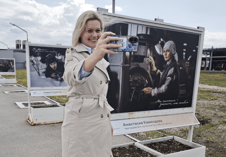 На чусовском заводе ОМК открыли фотовыставку к 80-летию Победы